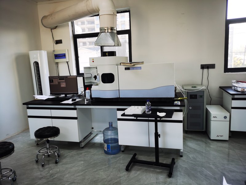 Atomic-absorption spectrometer in the Chemsize lab — ICP-OES / AA instrument for trace Fe₂O₃, Al₂O₃ and alkali analysis in fused silica