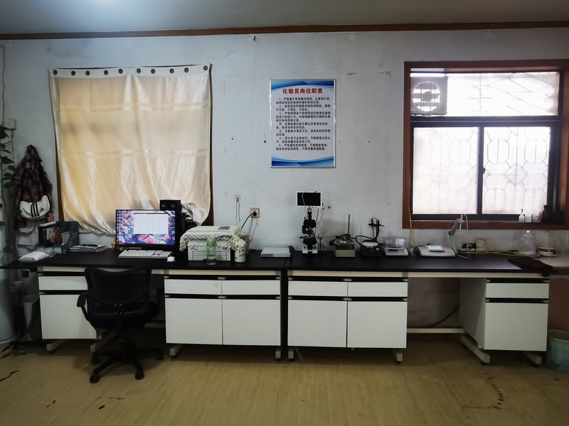 Analyst workstation — microscopy and data-review station at the Chemsize quality-control department for fused silica grading