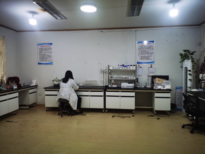 Chemical analysis laboratory at Chemsize — chemist performing wet-chemistry titration for SiO₂ composition in fused silica