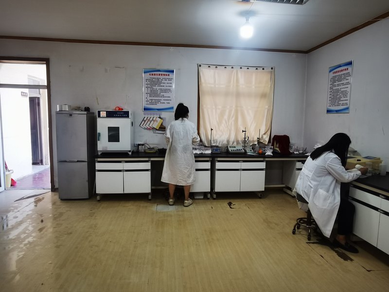 Physical testing laboratory — drying oven, refrigerator and bench tests for pH, whiteness and moisture of fused silica at the Chemsize lab