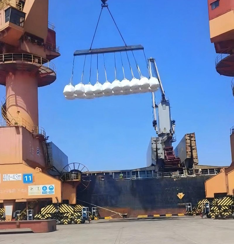 Fused silica vessel loading — bags being loaded for sea-freight export